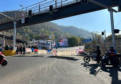 Vecinos bloquean el Cerro del Fortín
