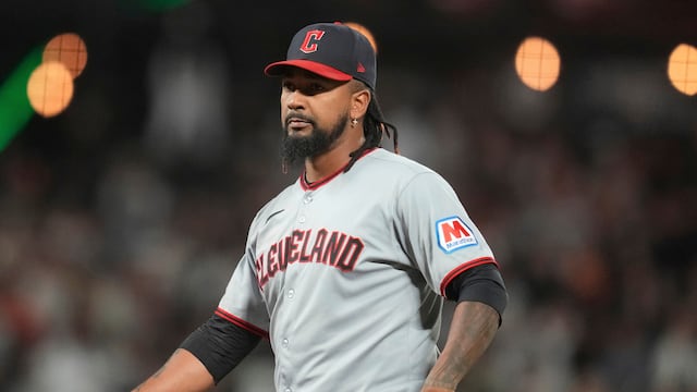 Emmanuel Clase es uno de los dos pitchers arrestados y acusados en las Grandes Ligas