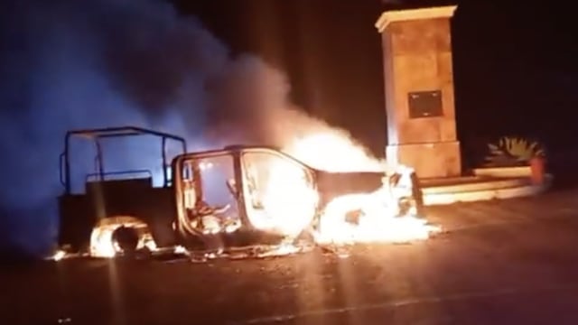 Normalistas de Ayotzinapa queman dos patrullas de la Guardia Nacional