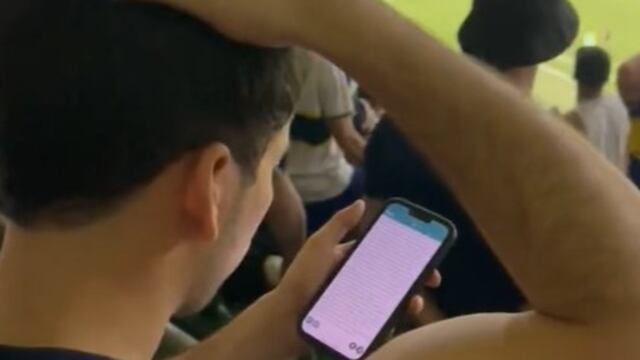 Un fan de Boca Juniors fue captado leyendo la biblia durante la tanda de penales ante Palmeiras.