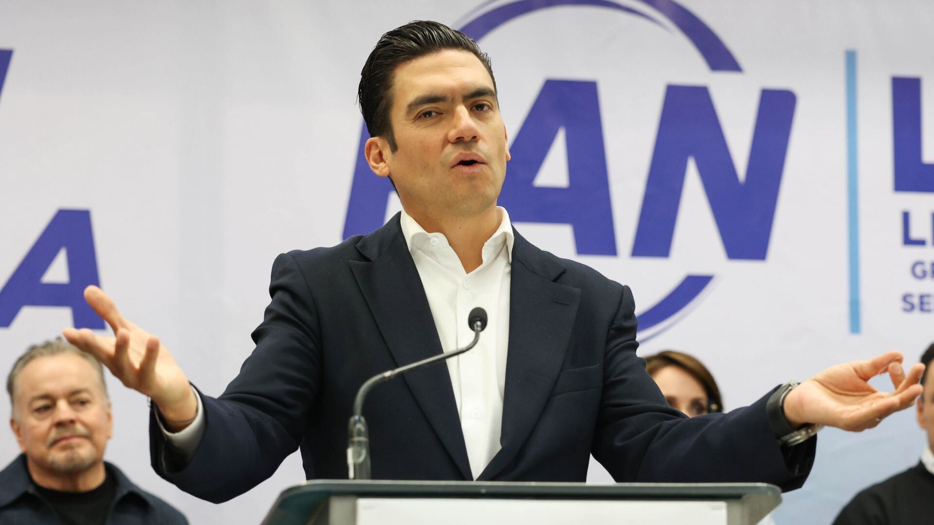 Jorge Romero descarta por ahora alianza con el PRI en Nuevo León y se acerca a MC