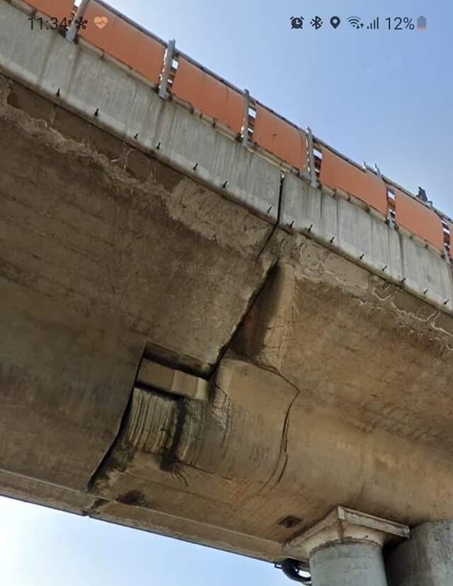 Grietas estación Oceanía del Metro