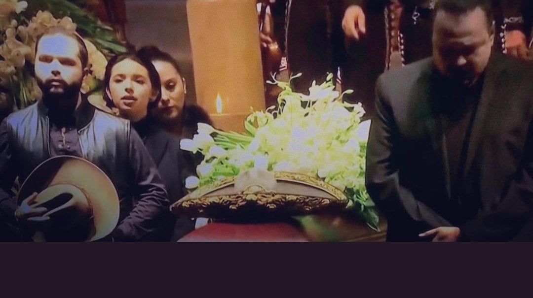 Pepe Aguilar y familia en homenaje a Vicente Fernández