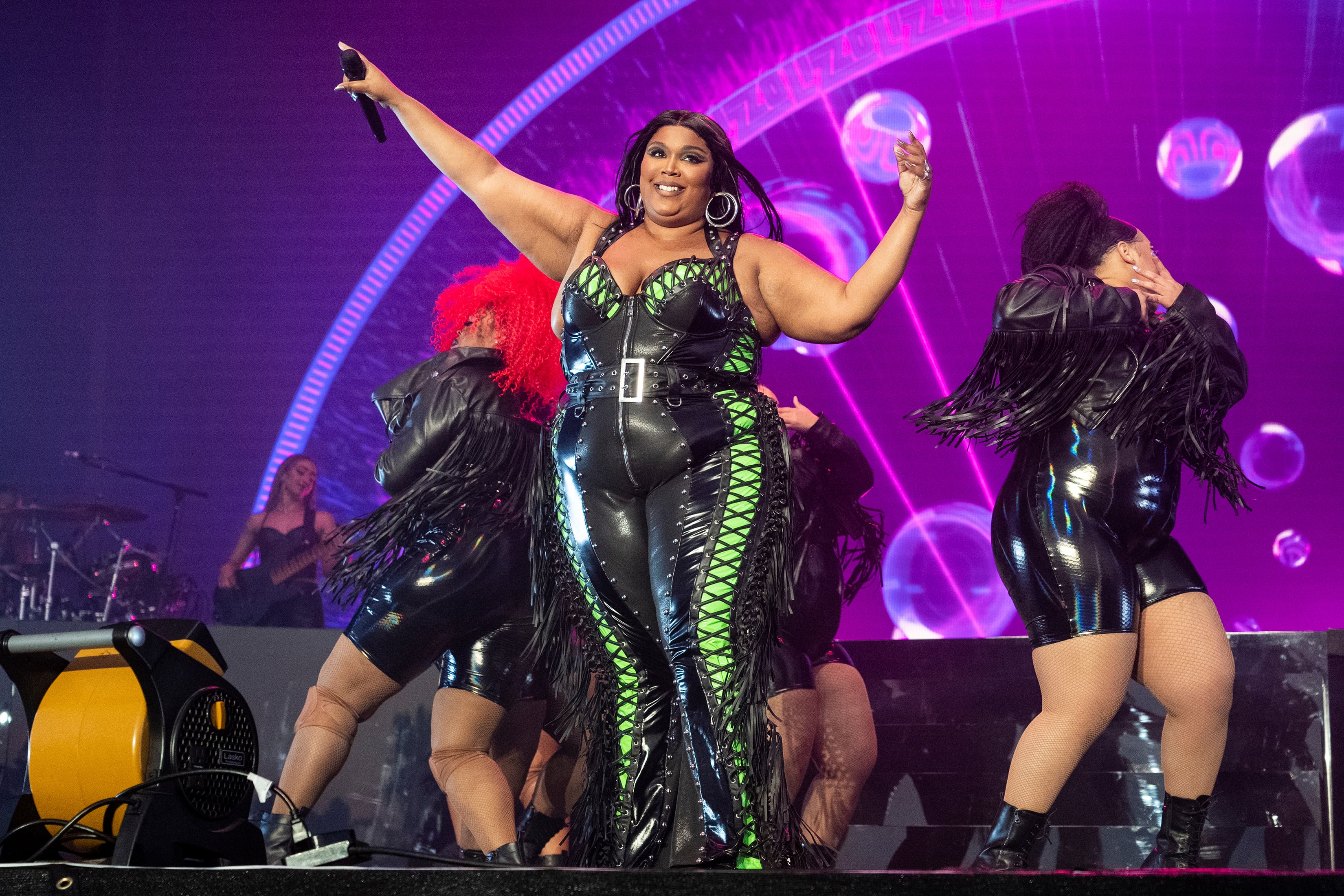 ¿Quién es Lizzo, acusada de acoso sexual a bailarinas con extrañas prácticas sexuales?