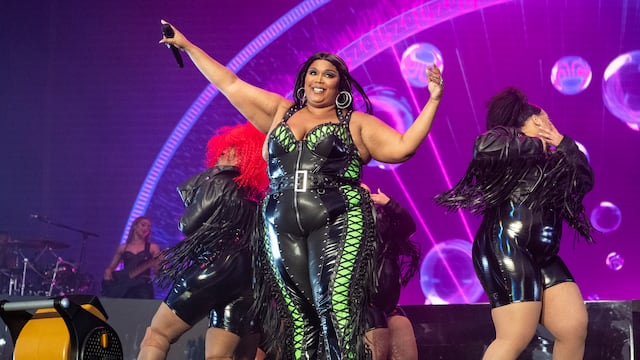 ¿Quién es Lizzo, acusada de acoso sexual a bailarinas con extrañas prácticas sexuales?