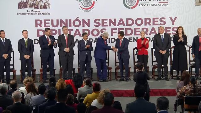 AMLO agradece lealtad a diputados y senadores de Morena