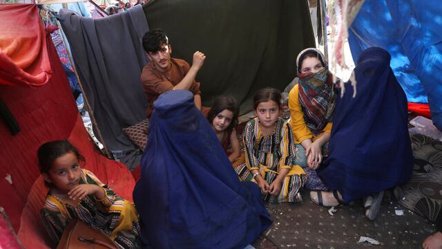 Maestra afgana con burka.