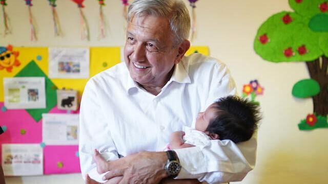 AMLO acusa que alta burocracia pedía cirugías plásticas a costa del erario