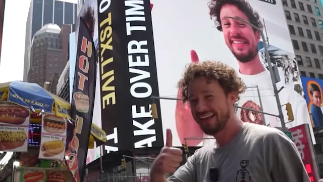 Luisito Comunica, anuncio en Times Square