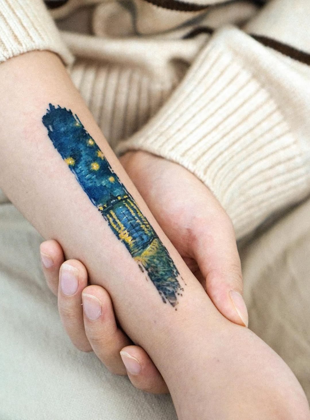 Tatuadora surcoreana asombra con técnica de acuarela