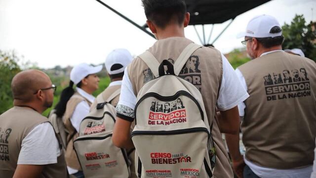 Los servidores de la nación usan indumentaria en la que se incluye el nombre del presidente,