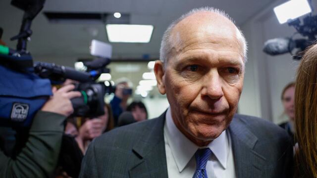 Dave Calhoun renuncia como CEO de Boeing por fallas en seguridad de aviones