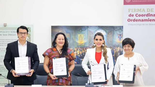 Evelyn Salgado firma convenio con Semarnat