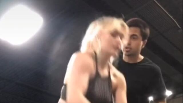 Mujer enfrenta a su acosador