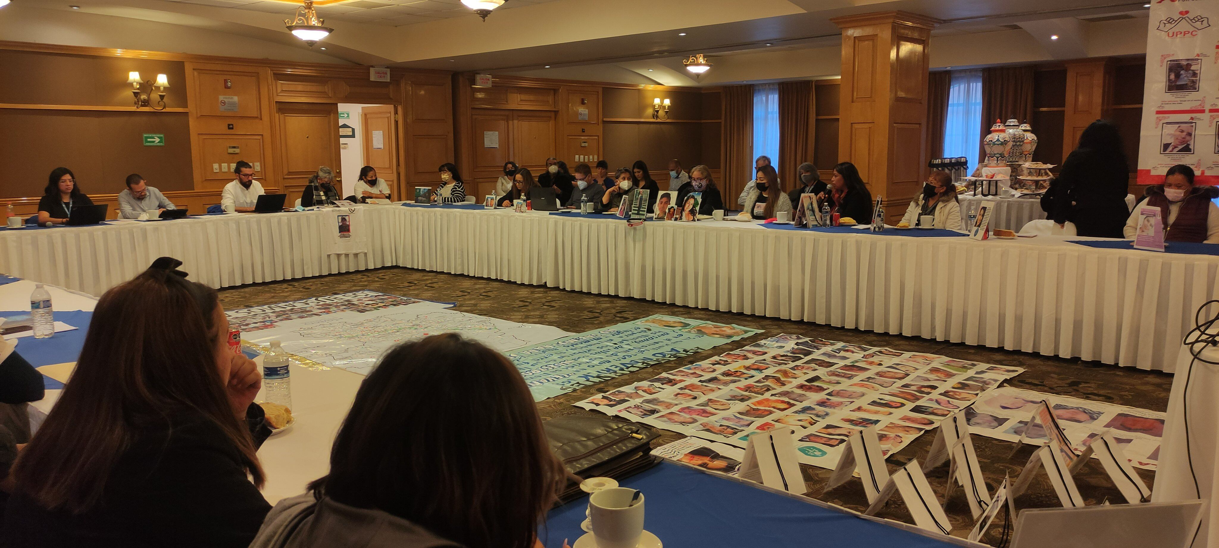 Reunión con familias de desaparecidos