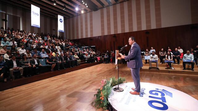 Diego Sinhue Rodríguez entrega becas a docentes de Guanajuato
