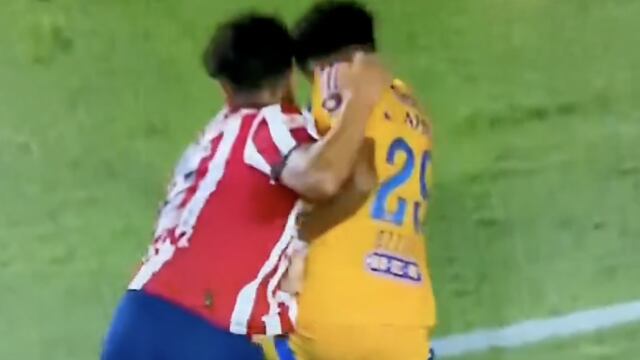 La prueba de que el arbitraje acuchilló a Chivas; regalaron penal a Tigres