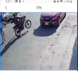 Joven se defiende del ratero en plena calle y lo tumba de su moto