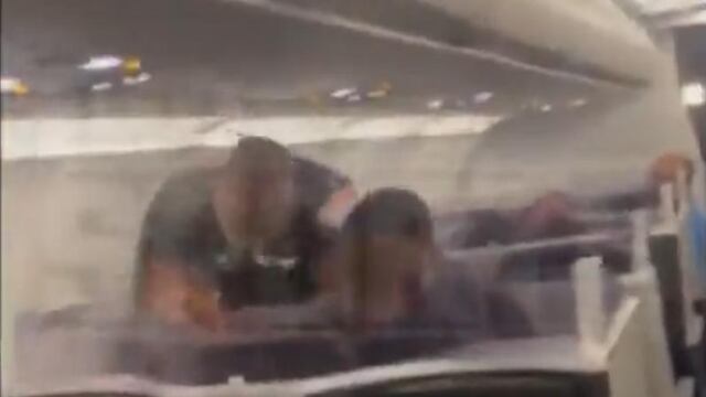 Mike Tyson golpeó a un hombre a bordo de un avión.
