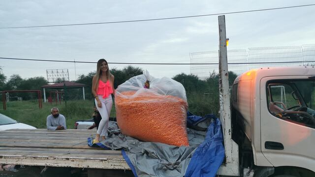 Amigos le regalan a su amiga su peso en Cheetos