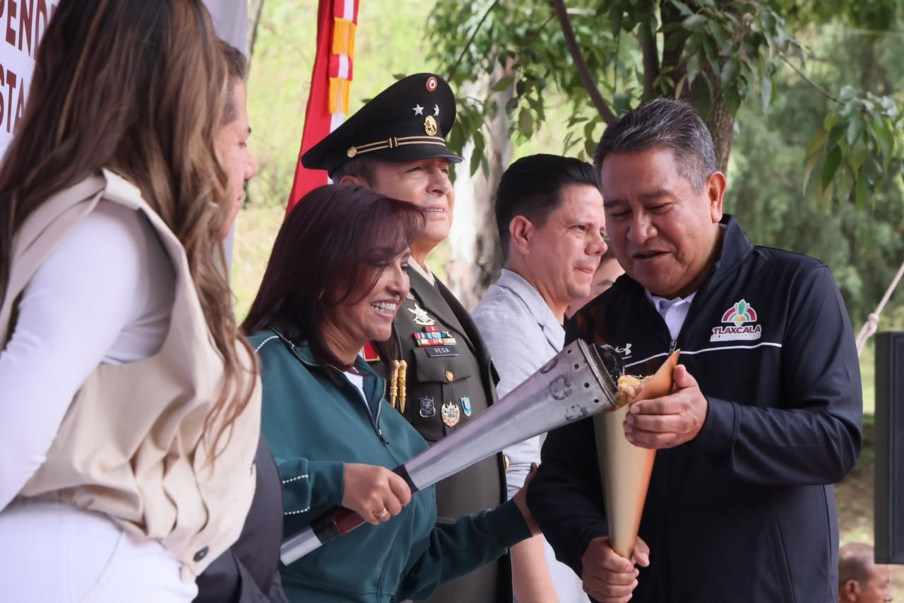 Lorena Cuéllar entrega fuego simbólico de Independencia a los 60 municipios de Tlaxcala
