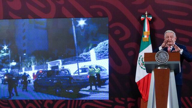 Andrés Manuel López Obrador, presidente de México, mostró un vídeo del momento en que la policía ecuatoriana irrumpe en la embajada mexicana
