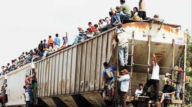 Migrantes se trasladan sobre ferrocarriles hacia el norte del país