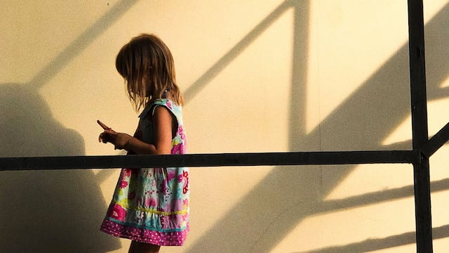 Silueta de niña menor de edad.