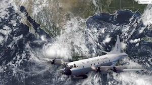 Huracán Simón cambia de trayectoria: SMN señala al avión cazahuracanes
