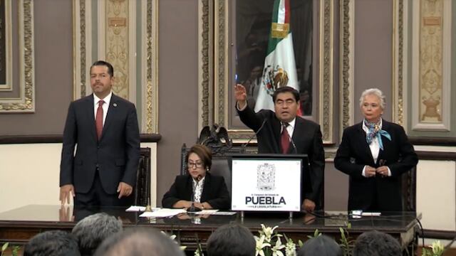 Miguel Barbosa rinde protesta como nuevo gobernador de Puebla.