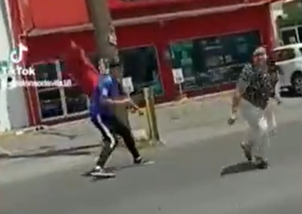 Riña en Escobedo: Joven golpea a una mujer