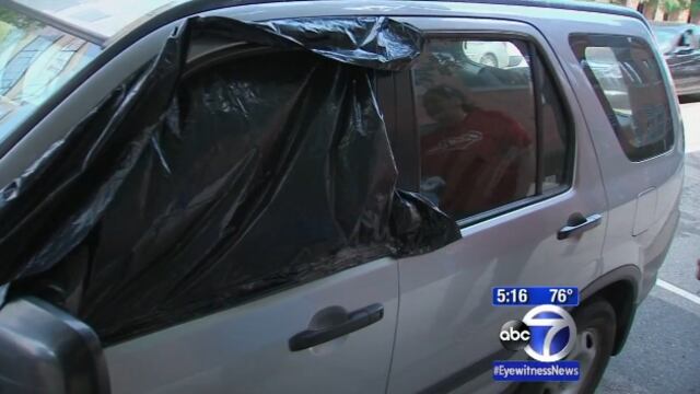 Cristal de camioneta roto para rescatar muñeco abandonado