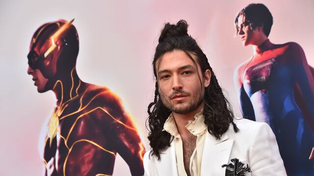 Ezra Miller reaparece con look renovado en estreno de The Flash (FOTOS)