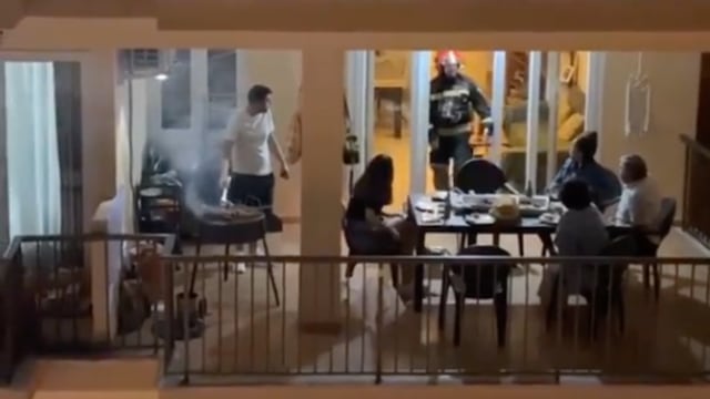 Personas confunden carnita asada con incendio y llegan los bomberos