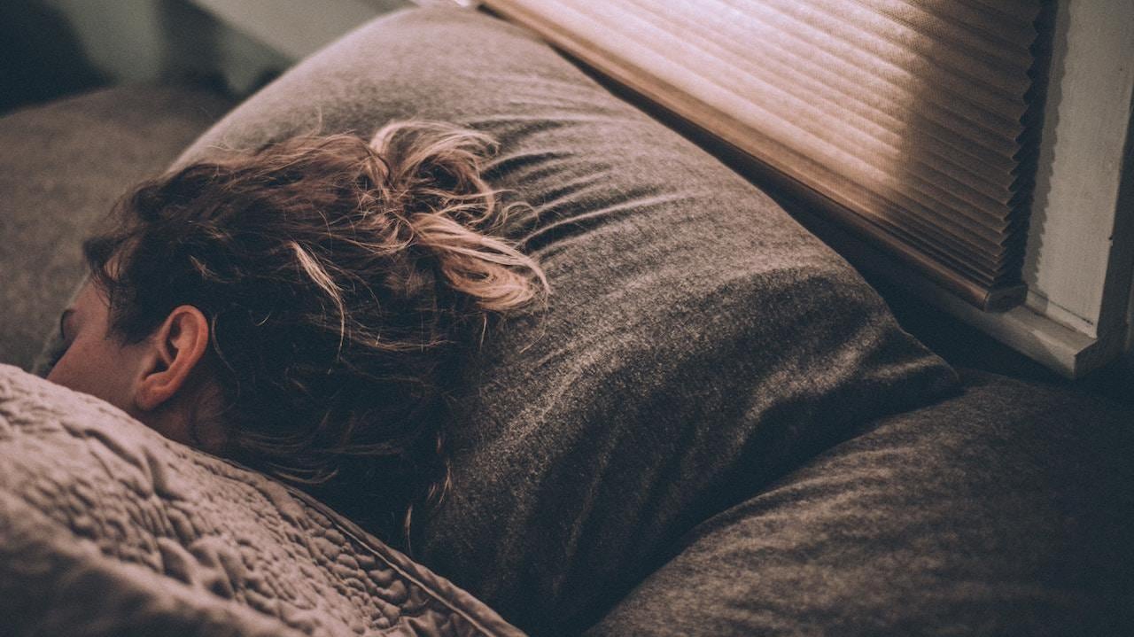 Mujer durmiendo.