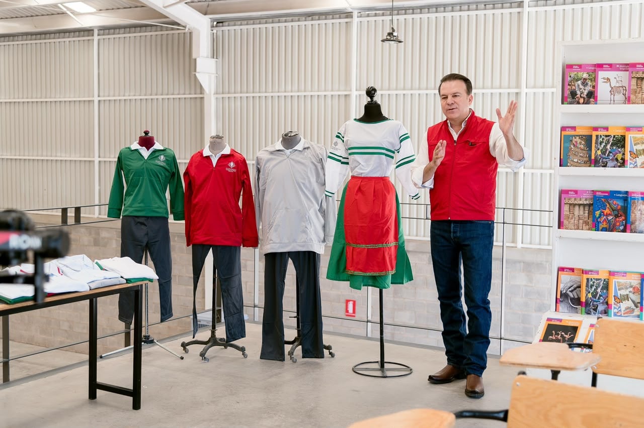 Esteban Villegas alista uniformes y útiles para el ciclo 2026-2027.