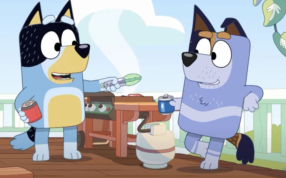 Bluey y Bingo comen barbacoa