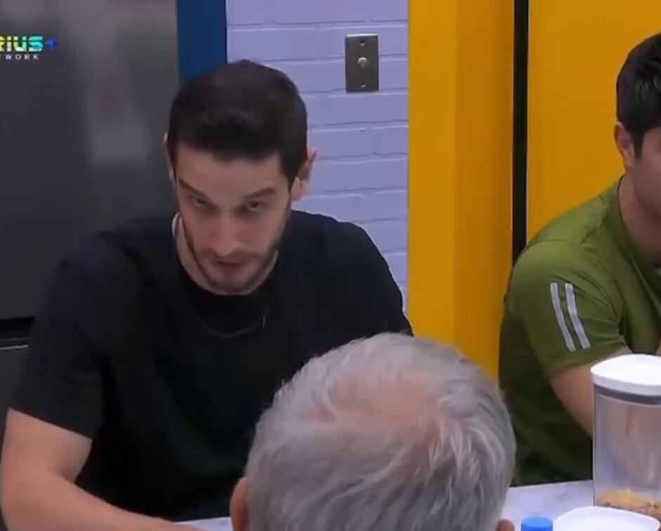 Adrián Marcelo amenazando a Arath de la Torre en La Casa de los Famosos México 2024.