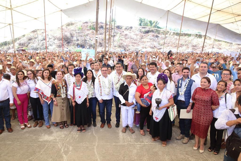 Sergio Salomón Céspedes entrega apoyos de programas para el bienestar en la Sierra Nororiental.