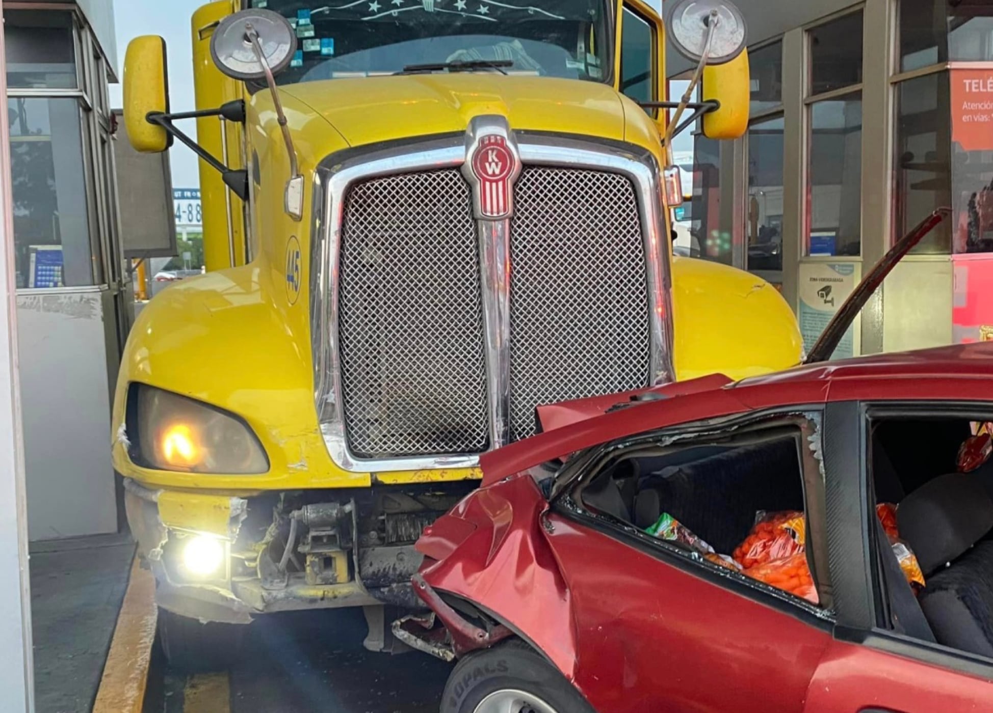 Trailero drogado choca contra auto de una familia en Circuito Exterior Mexiquense