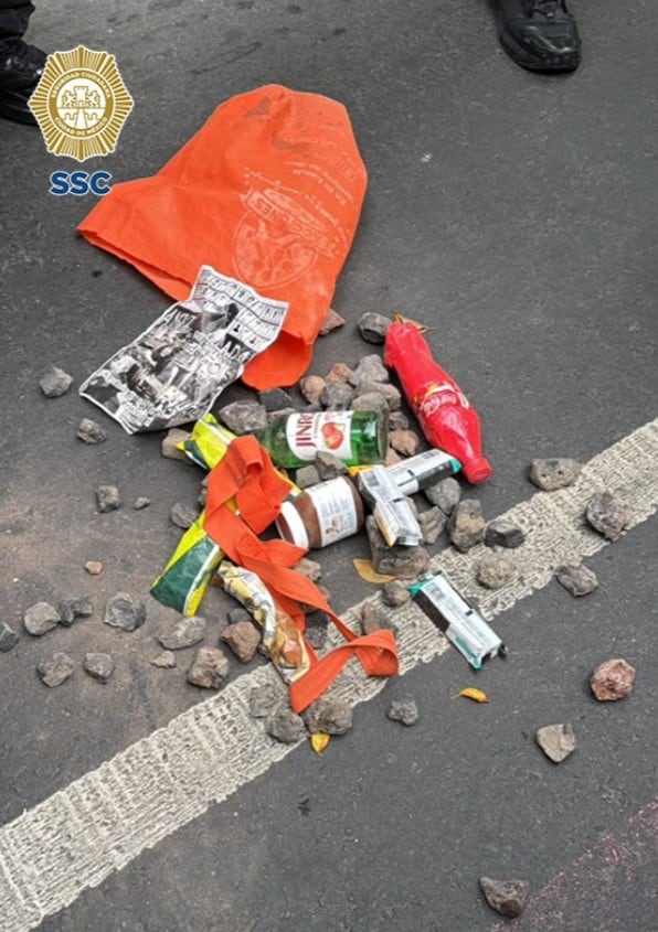 Bloque negro lanza cohetes y causa destrozos en marcha por Ayotzinapa