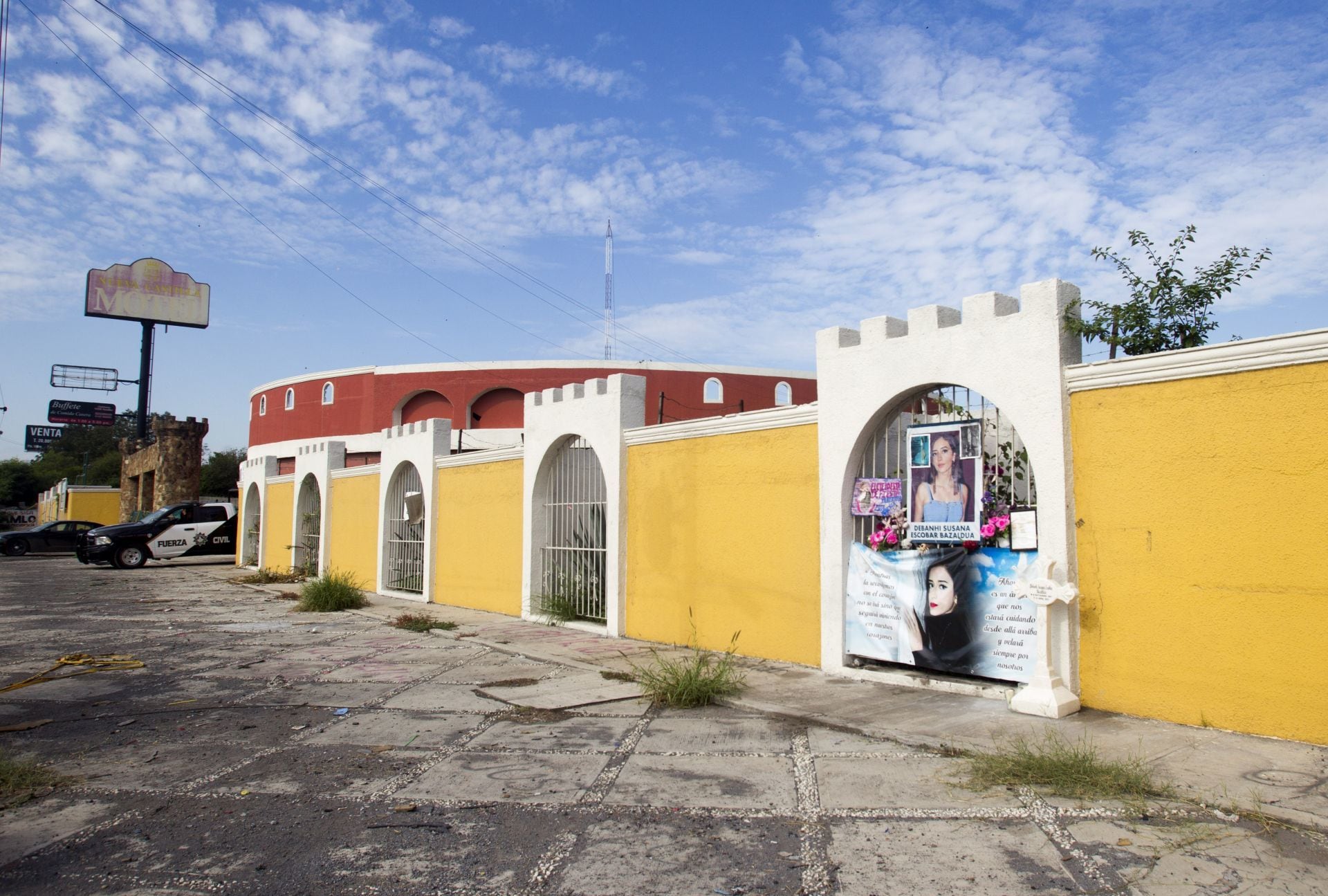 Los padres de Debanhi Escobar colocaron una cruz en honor a su hija en las afueras del Motel Nueva Castilla donde fue encontrada sin vida el pasado 21 de abril.
