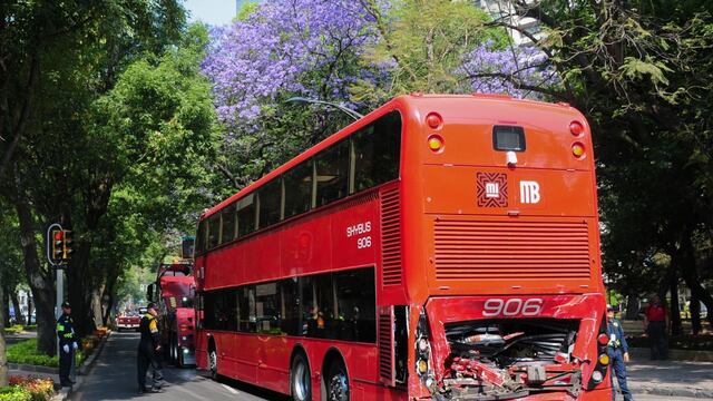 Metrobús después del choque en Reforma