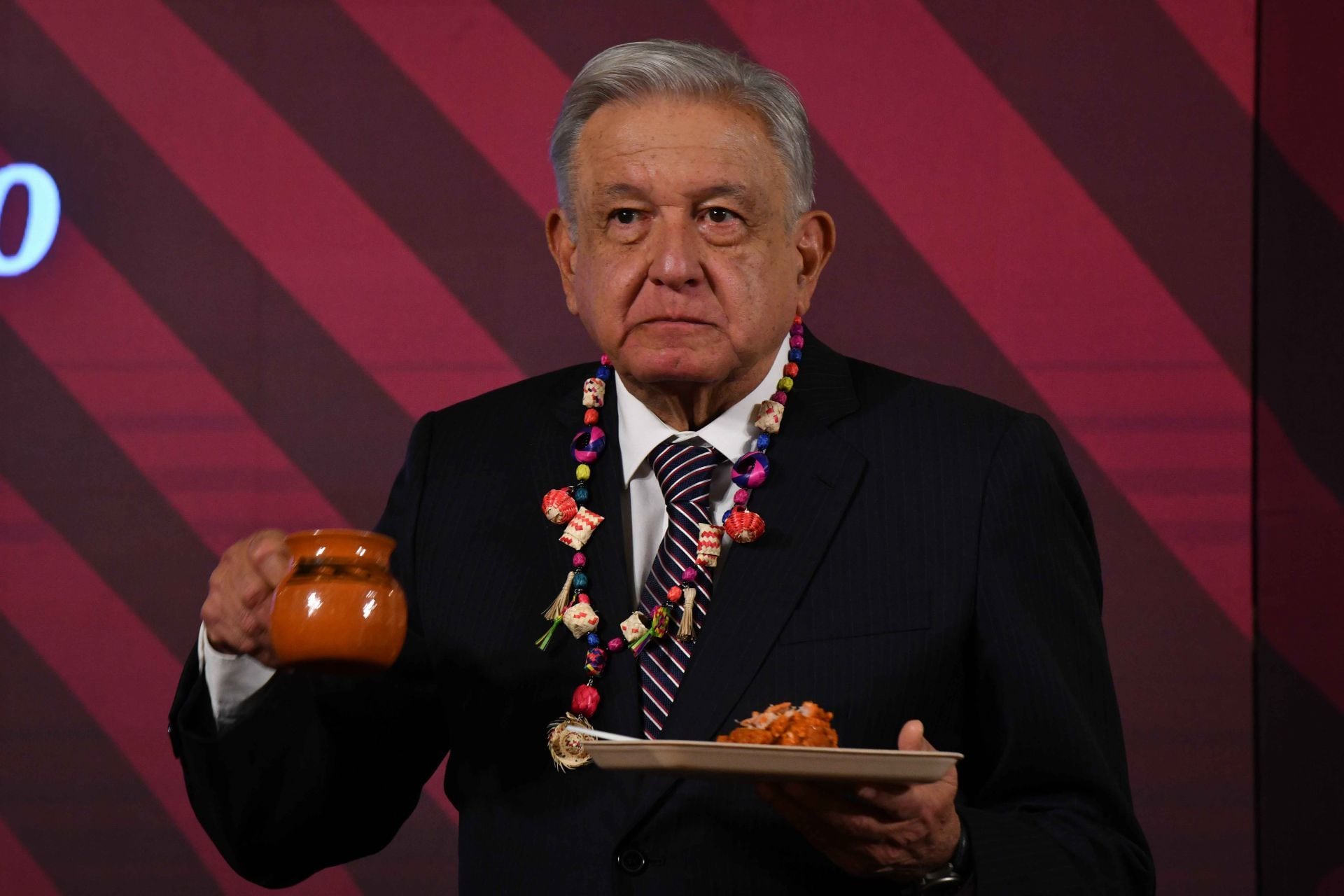 AMLO come tamales por Día de la Candelaria