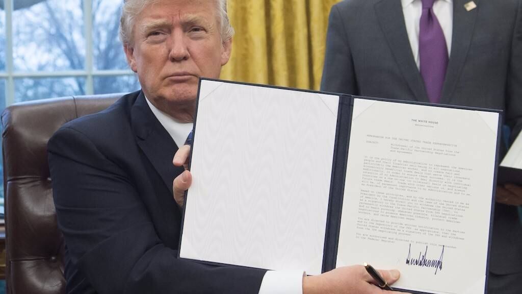 Oficializa Trump salida de EU del Acuerdo Transpacífico
