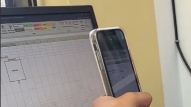 Joven le habla a su novio porque no sabe usar Excel