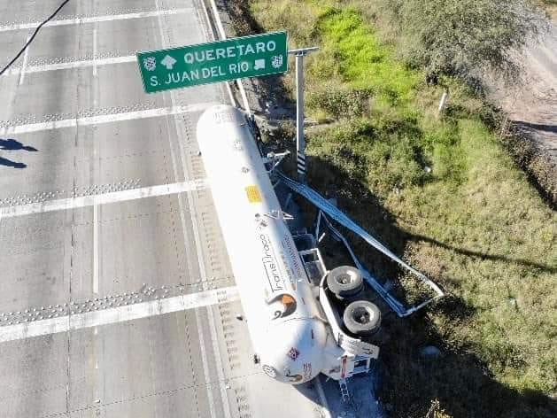 Volcadura de pipa en autopista México-Querétaro