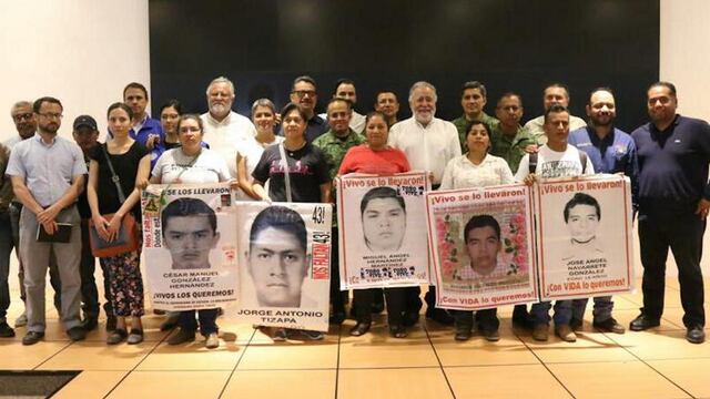 Los padres y madres de los 43 normalistas de Ayotzinapa que recorrieron las instalaciones del 27 Batallón de Infantería del Ejército Mexicano.