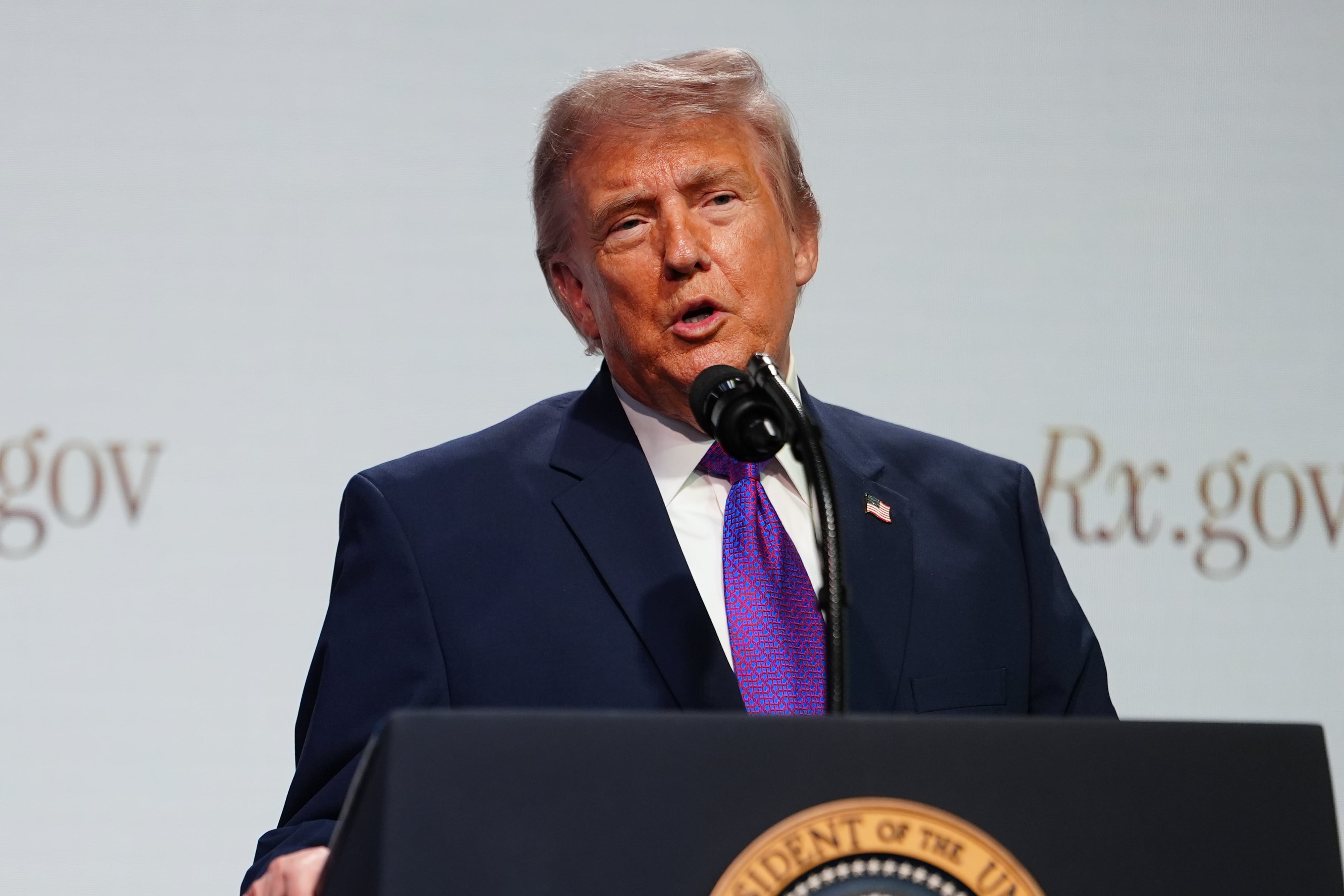 Trump anuncia compensaciones para aliados investigados por Biden