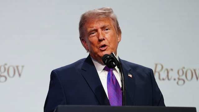 Trump anuncia compensaciones para aliados investigados por Biden